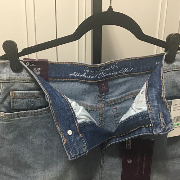 NWT Gloria Vanderbilt Petite Classic Amanda Bermuda Shorts - Size 8P - Picture 4 of 7